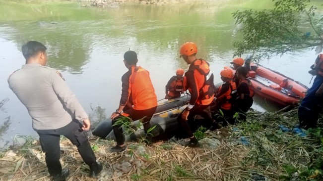 Proses evakuasi terhadap korban. [Dok SAR Medan]